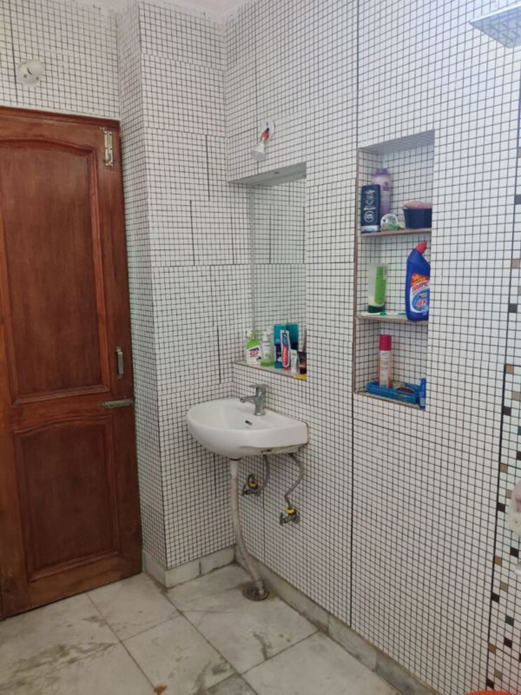 Bathroom, sector 21 1 Bedroom 500 Sq.Ft. Independent House In Sector 21 Gurgaon 9967643