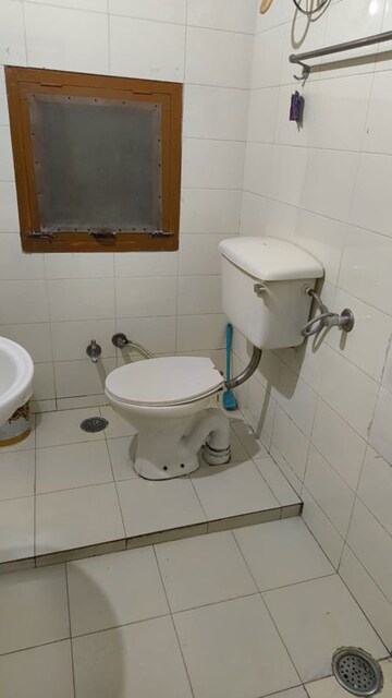 Bathroom in 1 BHK Builder Floor at Sector 40 – for Rent