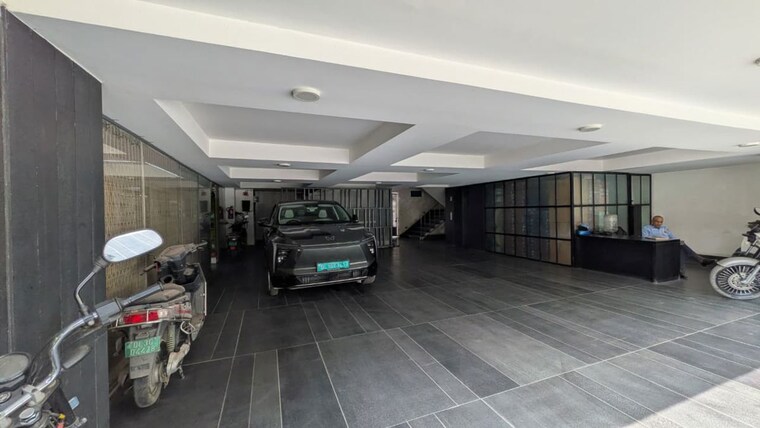  Parking, defence colony Commercial Office Space 3000 Sq.Ft. In Defence Colony Delhi 9968151
