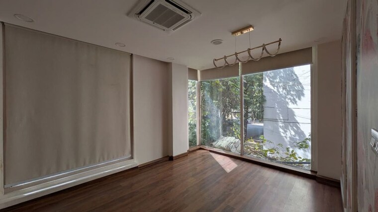 Room, defence colony Commercial Office Space 3000 Sq.Ft. In Defence Colony Delhi 9968151