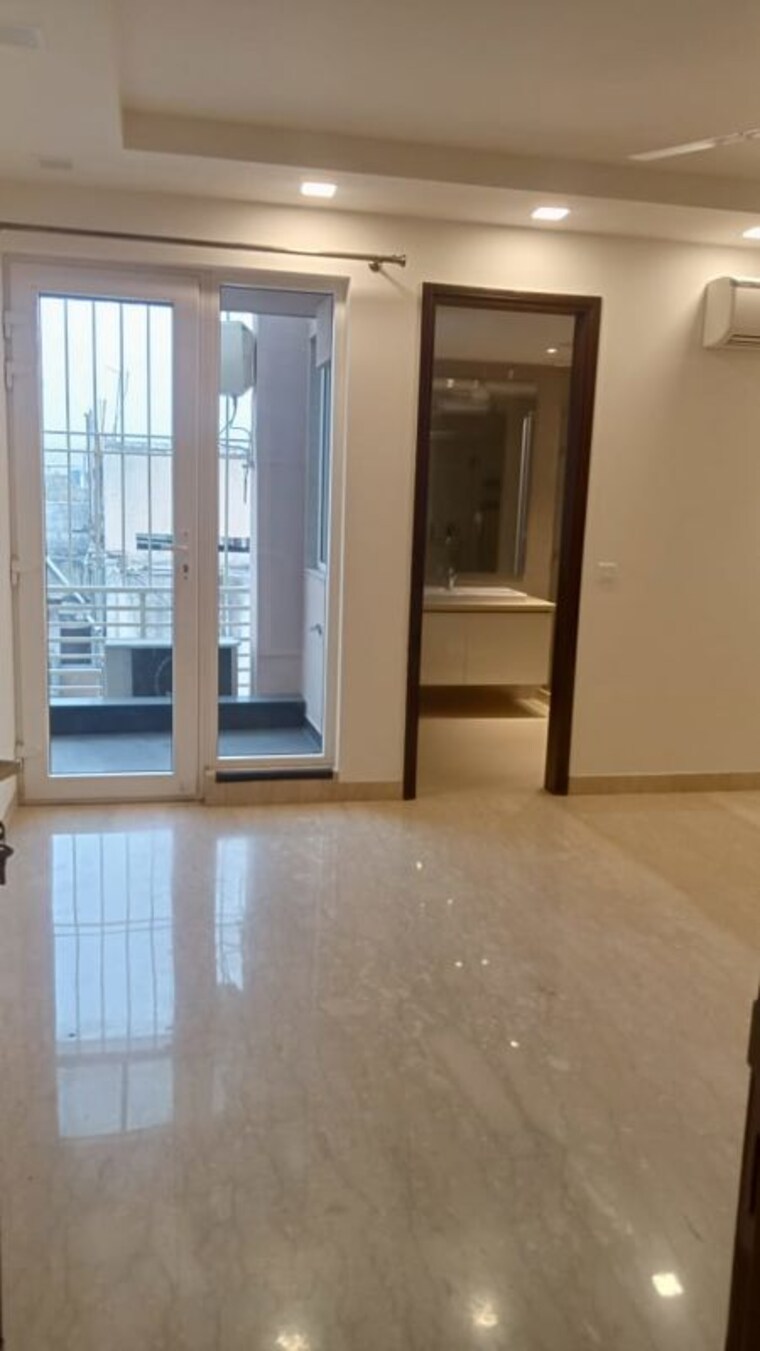 Room, safdarjung enclave 4 Bedroom 300 Sq.Ft. Builder Floor In Safdarjung Enclave Delhi 9968168