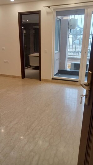 Room in 4 BHK Builder Floor at Safdarjung Enclave – for Rent