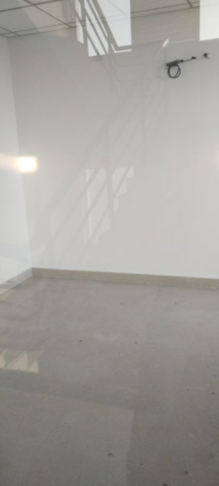 Room, spectrum-metro Commercial Office Space 500 Sq.Ft. In Sector 75 Noida 9968175