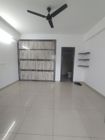 Room in 3 BHK Apartment at Gulshan Bellina, Sector 16 Greater Noida – for Rent