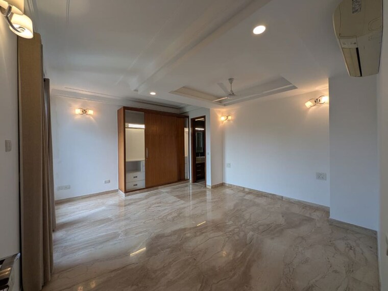 Room, defence colony 3 Bedroom 325 Sq.Yd. Builder Floor In Defence Colony Delhi 9968355