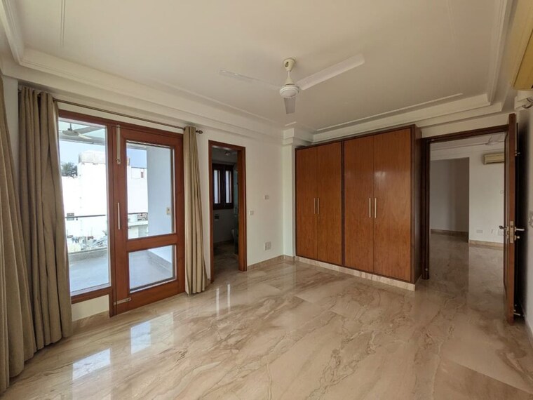 Room, defence colony 3 Bedroom 325 Sq.Yd. Builder Floor In Defence Colony Delhi 9968355