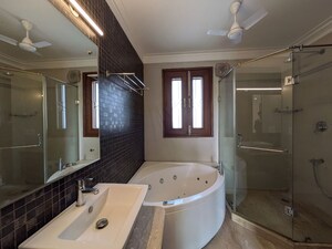 Team Area in 3 BHK Builder Floor at Defence Colony – for Rent