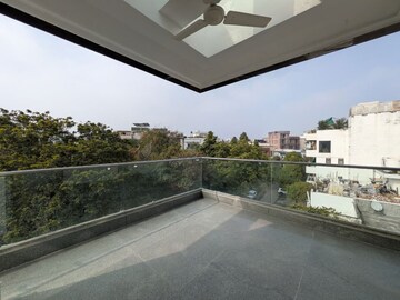 Parking in 3 BHK Builder Floor at Defence Colony – for Rent