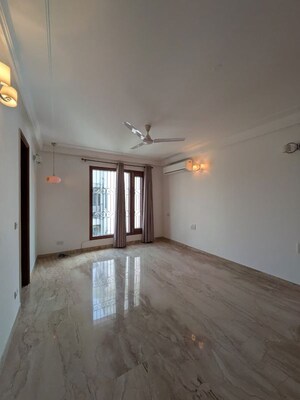 Room in 3 BHK Builder Floor at Defence Colony – for Rent