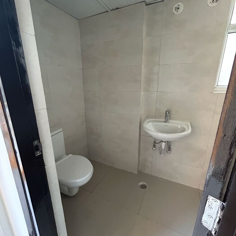 Bathroom, wave-dream-homes 2 Bedroom 840 Sq.Ft. Apartment In Ram Nagar Ghaziabad 9968397