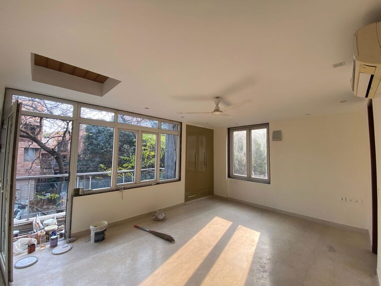 Bedroom, safdarjung development area 4 Bedroom 450 Sq.Yd. Builder Floor In Safdarjung Development Area Delhi 9968404