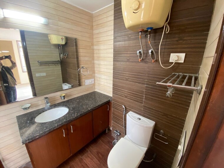 Bathroom, safdarjung development area 4 Bedroom 450 Sq.Yd. Builder Floor In Safdarjung Development Area Delhi 9968404