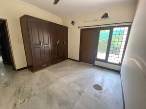 Room in 4 BHK Apartment at Vasant Kunj – for Rent