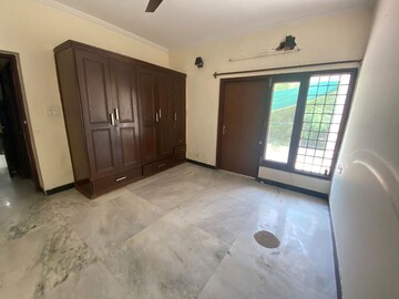 Room in 4 BHK Apartment at Vasant Kunj – for Rent