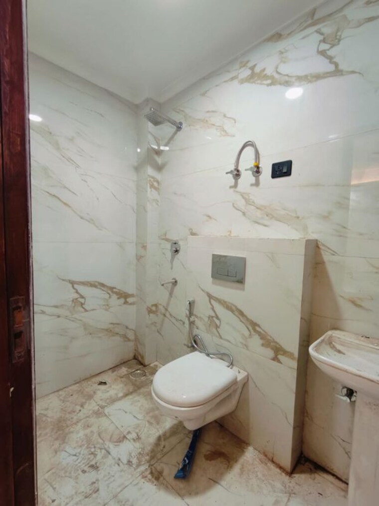 Bathroom, saket 2 Bedroom 1002 Sq.Ft. Builder Floor In Saket Delhi 9968428