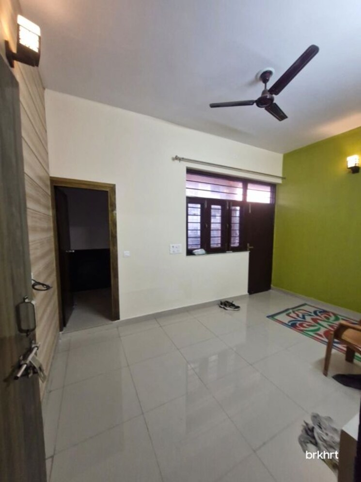 Room, gms road 3 Bedroom 1800 Sq.Ft. Builder Floor In Gms Road Dehradun 9968440