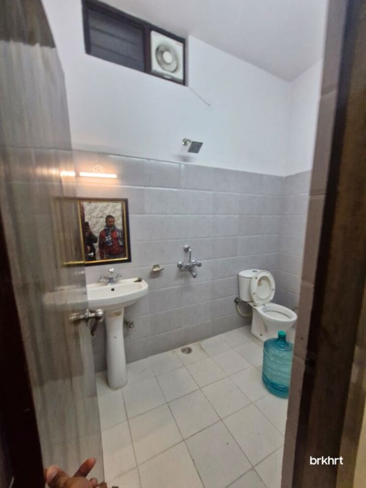 Bathroom, gms road 3 Bedroom 1800 Sq.Ft. Builder Floor In Gms Road Dehradun 9968440