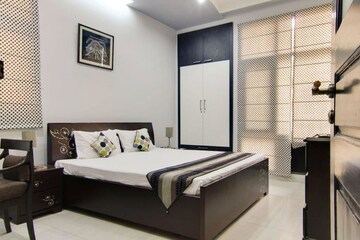 Bedroom in 6+ BHK Villa at Sector 71 – for Rent