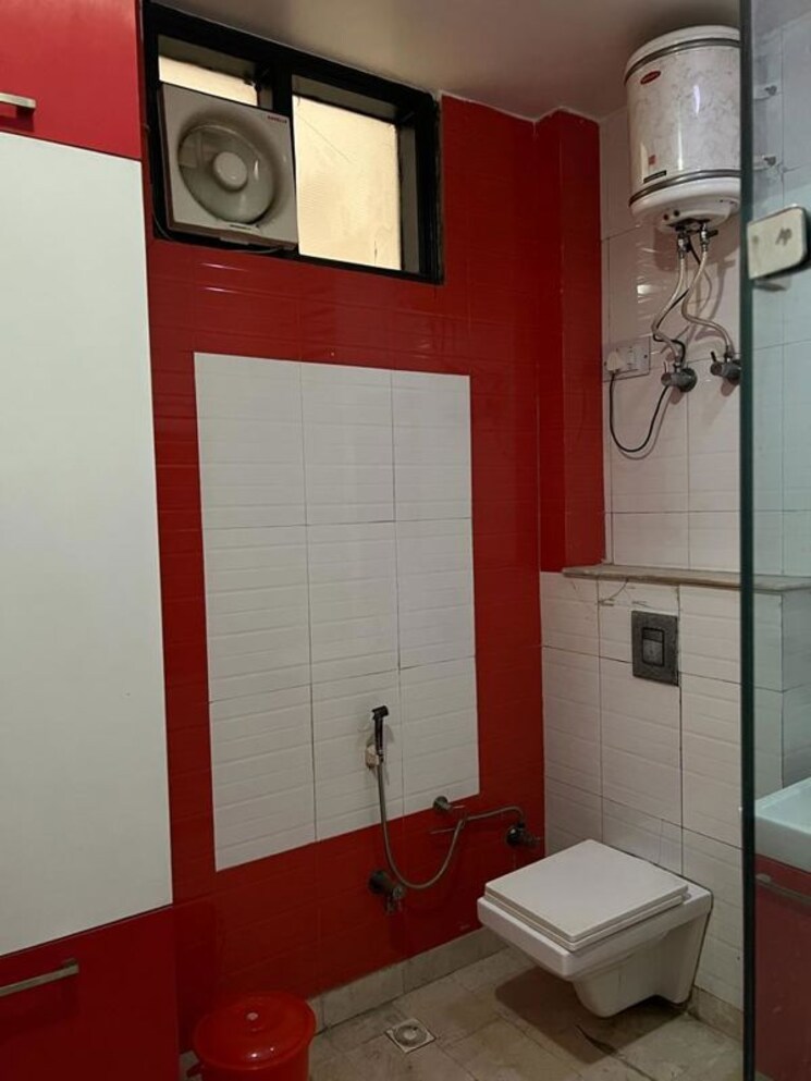 Bathroom, sector 71 6+ Bedroom 300 Sq.Mt. Villa In Sector 71 Noida 9968452