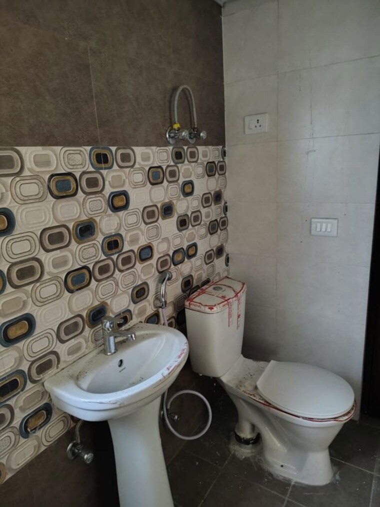 Bathroom, rise-organic-homes 2 Bedroom 1239 Sq.Ft. Apartment In Mahurali Ghaziabad 9968504