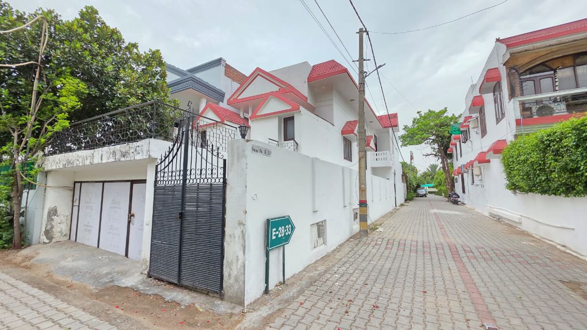 3.5 BHK + Pooja Room,Extra Room Villa For Rent in Saket