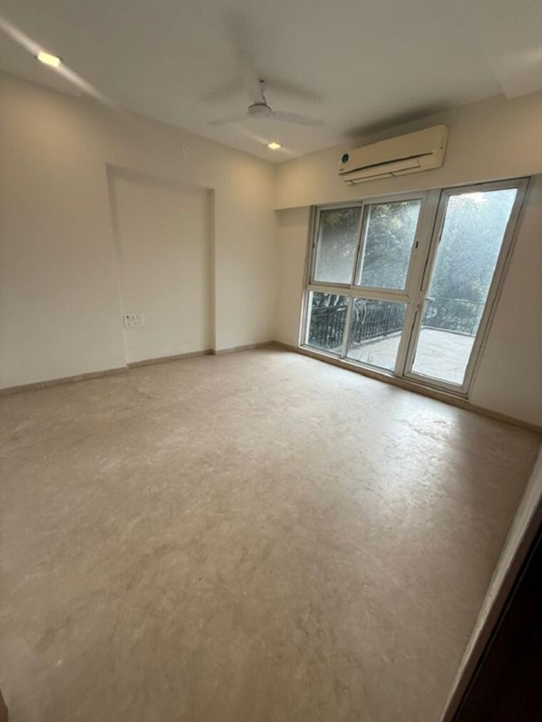 Room, khar west 3 Bedroom 1100 Sq.Ft. Apartment In Khar West Mumbai 9968549