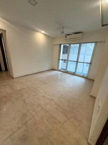 Room in 3 BHK Apartment at Khar West – for Rent