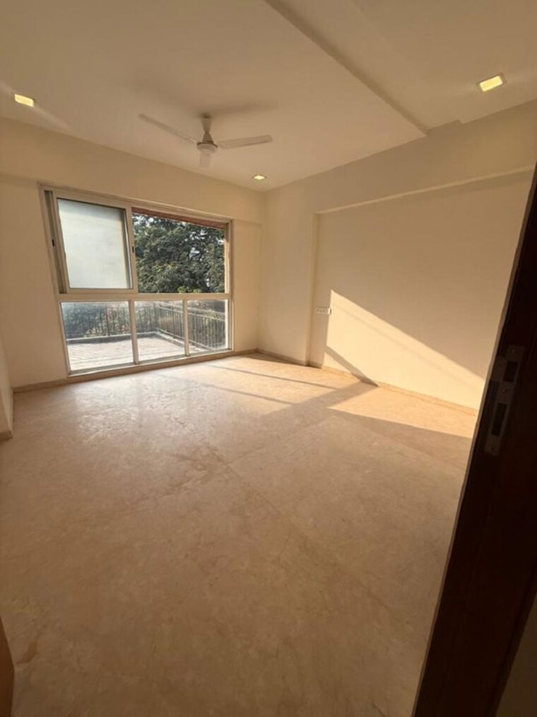 Room, khar west 3 Bedroom 1100 Sq.Ft. Apartment In Khar West Mumbai 9968549