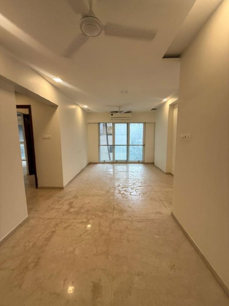 Room, khar west 3 Bedroom 1100 Sq.Ft. Apartment In Khar West Mumbai 9968549