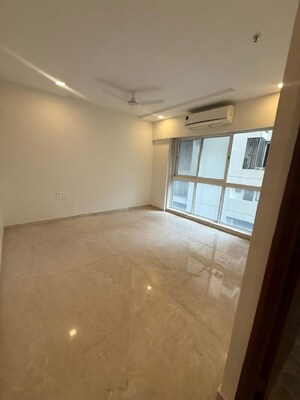 Room in 3 BHK Apartment at Khar West – for Rent