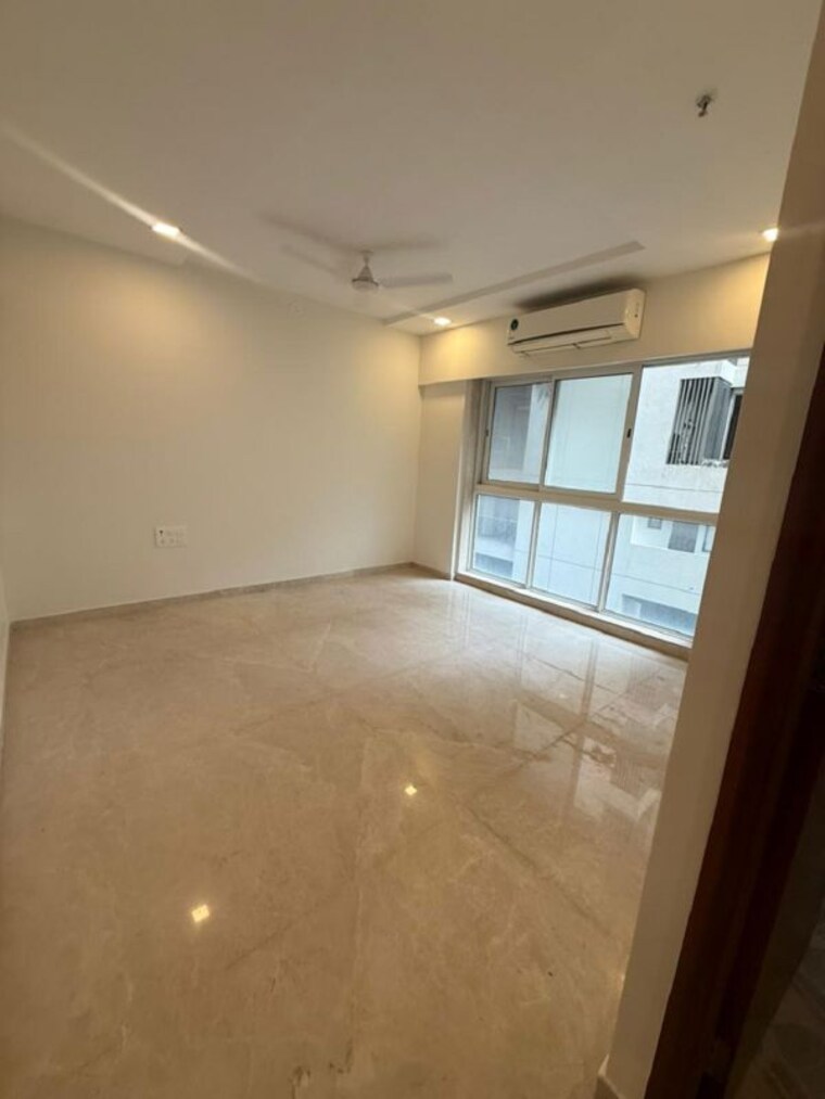 Room, khar west 3 Bedroom 1100 Sq.Ft. Apartment In Khar West Mumbai 9968549
