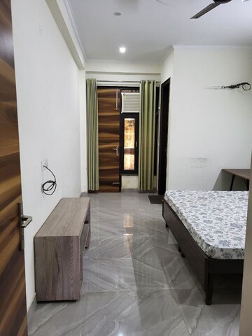 Room in 3 BHK Apartment at Golf Course Road – for Rent