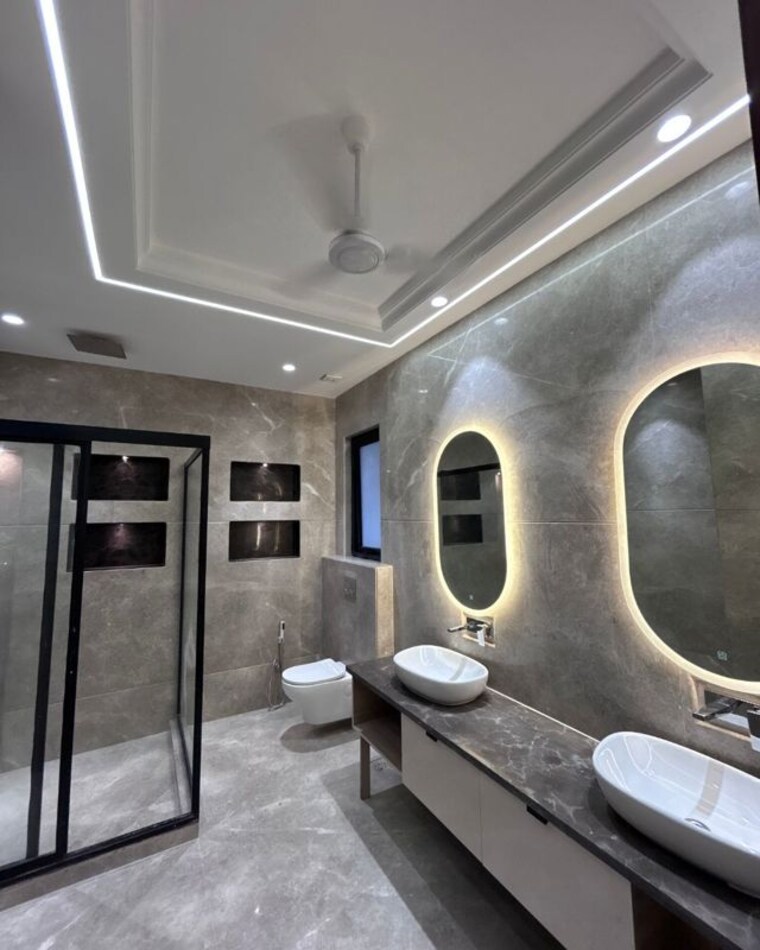 Gym, defence colony 3 Bedroom 325 Sq.Yd. Builder Floor In Defence Colony Delhi 9969012