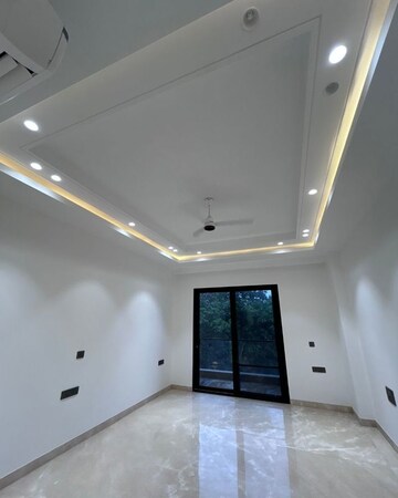 Furnished Amenities in 3 BHK Builder Floor at Defence Colony – for Rent