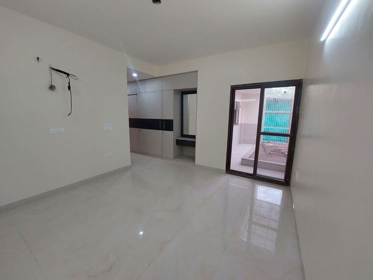 Room, sector swarn nagri 2 Bedroom 200 Sq.Mt. Builder Floor In Sector Swarn Nagri Greater Noida 9969316