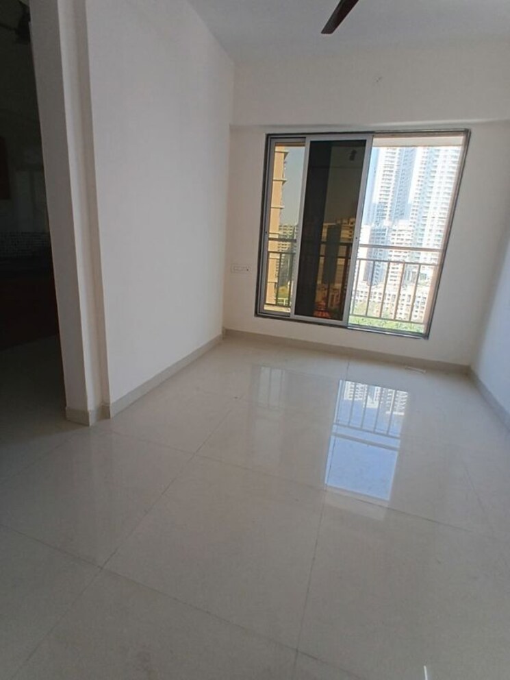 Room, malad east 1 Bedroom 411 Sq.Ft. Apartment In Malad East Mumbai 9969409