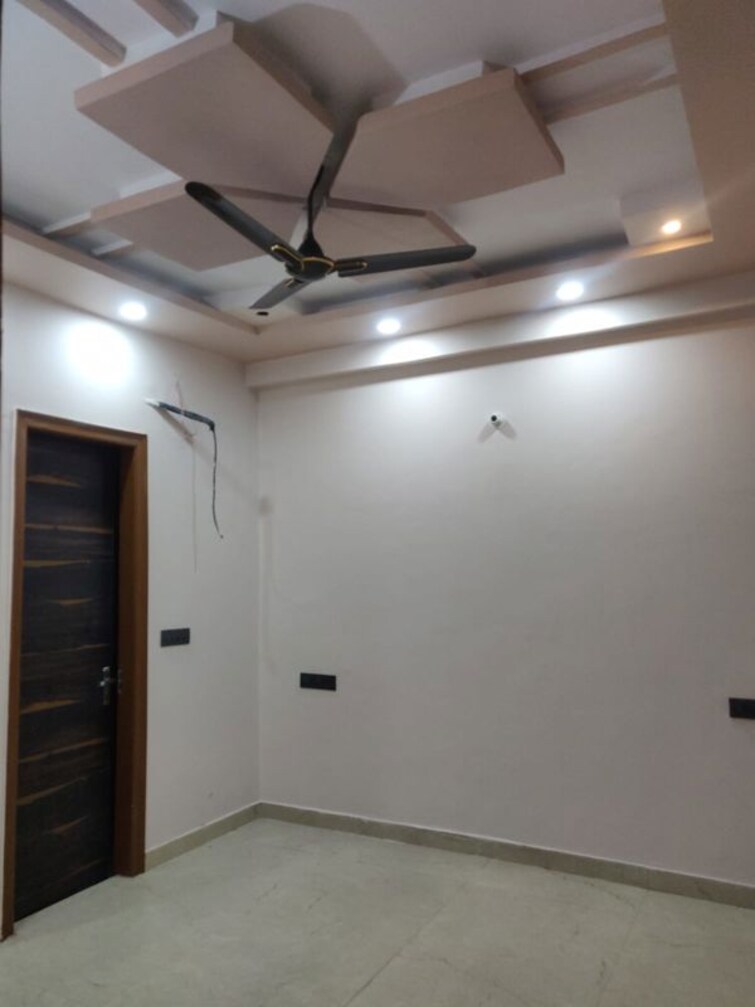 Room, sector 56 2.5 Bedroom 1280 Sq.Ft. Villa In Sector 56 Noida 9969465