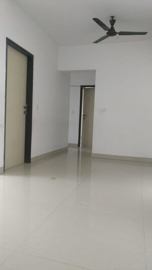 Room in 2 BHK Apartment at Kalpataru Immensa, Kolshet Road – for Rent