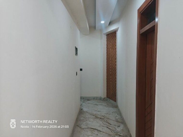 Room, sector 73 3 Bedroom 1400 Sq.Ft. Builder Floor In Sector 73 Noida 9969596