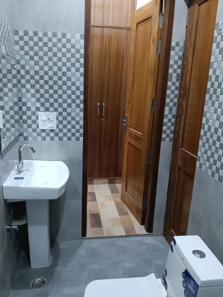 Bathroom, ankheer 4 Bedroom 500 Sq.Yd. Independent House In Ankheer Faridabad 9946324