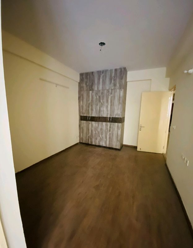 3 BHK 800 Sq.Ft. Apartment in Wave Executive Floors