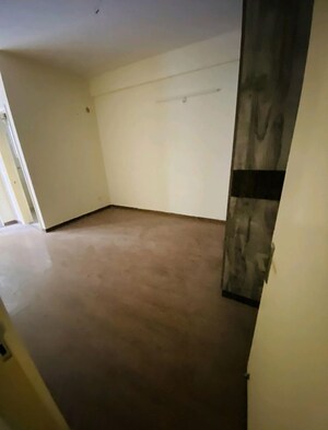 Room in 3 BHK Apartment at Wave Executive Floors, Wave City – for Rent