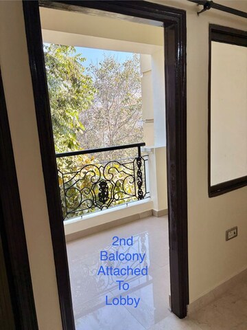 Room in 3.5 BHK Apartment at Jugals Emerald Court, Hazratganj – for Rent