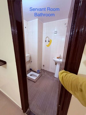 Bathroom in 3.5 BHK Apartment at Jugals Emerald Court, Hazratganj – for Rent