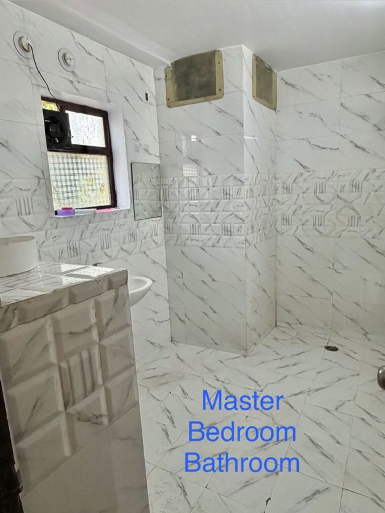 Bathroom, jugals-emerald-court 3.5 Bedroom 2300 Sq.Ft. Apartment In Hazratganj Lucknow 9969647