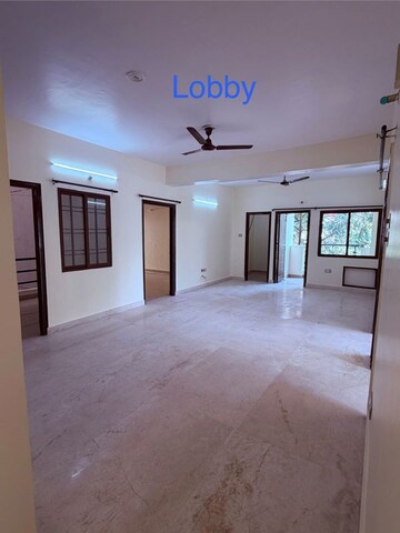 Room in 3.5 BHK Apartment at Jugals Emerald Court, Hazratganj – for Rent