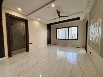 Room in 4 BHK Builder Floor at Unitech South City II, Sector 50 – for Sale