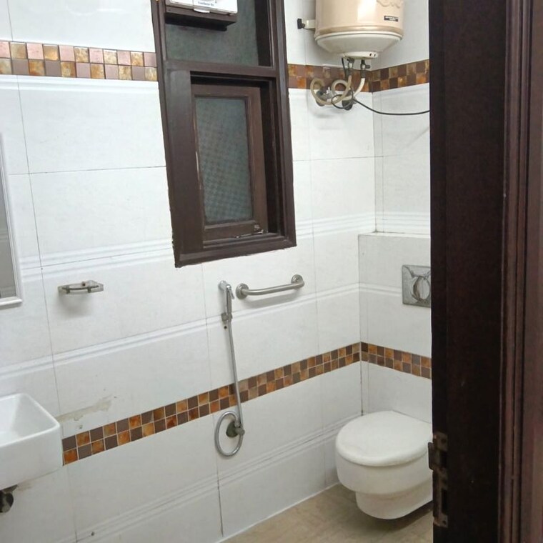 Bathroom, sector 8 dwarka 3 Bedroom 120 Sq.Yd. Builder Floor In Sector 8 Dwarka Delhi 9969772