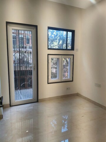 Room in 3 BHK Builder Floor at Palam Vihar – for Rent