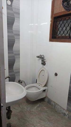 Master Bedroom in 2 BHK Builder Floor at Patel Nagar – for Rent